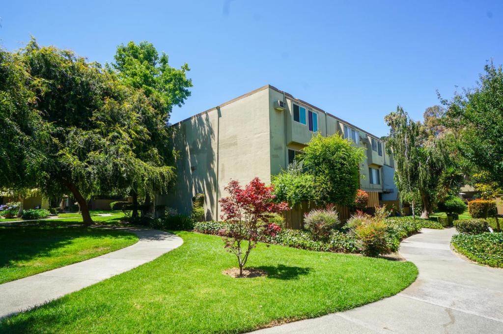 Beautiful condo in San Jose with Cupertino schools. Centrally located for freeway access, shopping, and restaurants. Recently remodeled bathoom with new appliances in the kitchen.