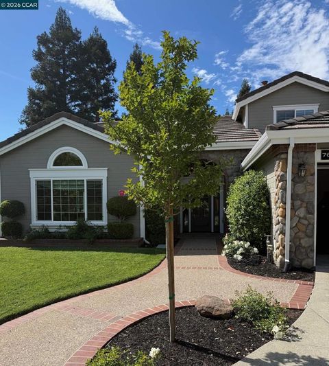 Photo of 76 Rock Ridge Ct, Danville, CA 94526 (MLS # 41131872)