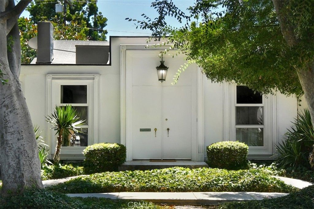 Photo of 8832 Ashcroft Ave, West Hollywood, CA 90048 (MLS # SR25190339)