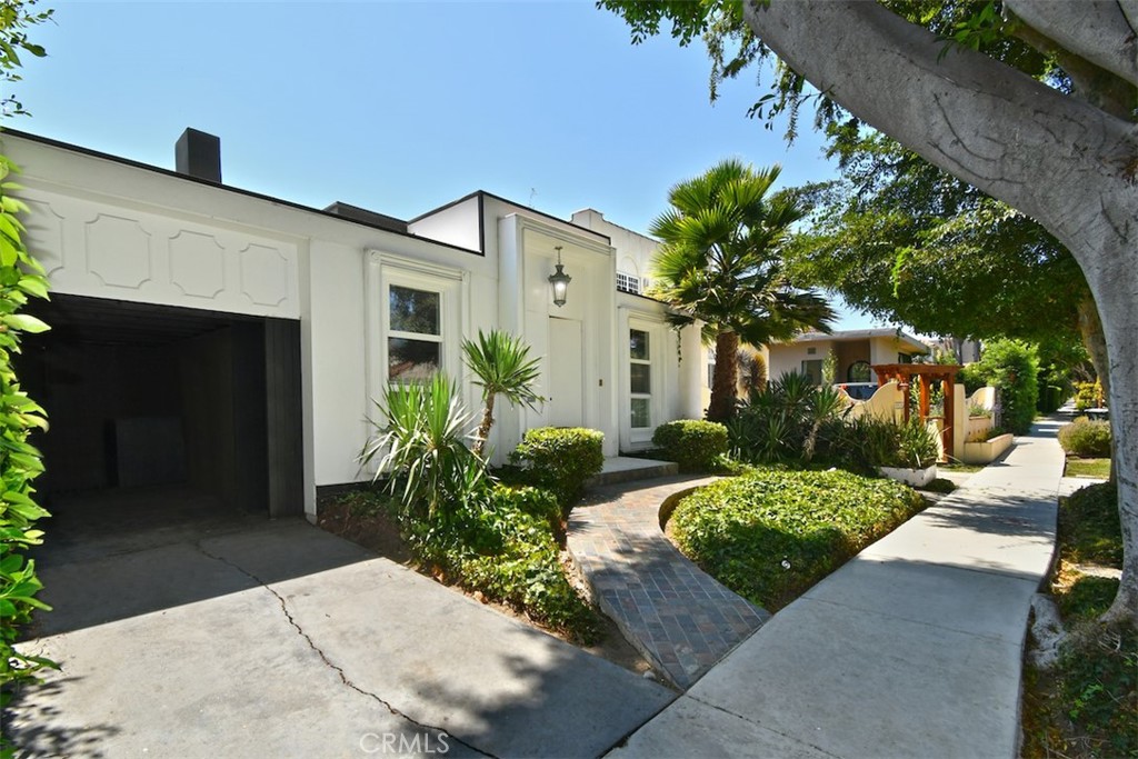 8832 Ashcroft