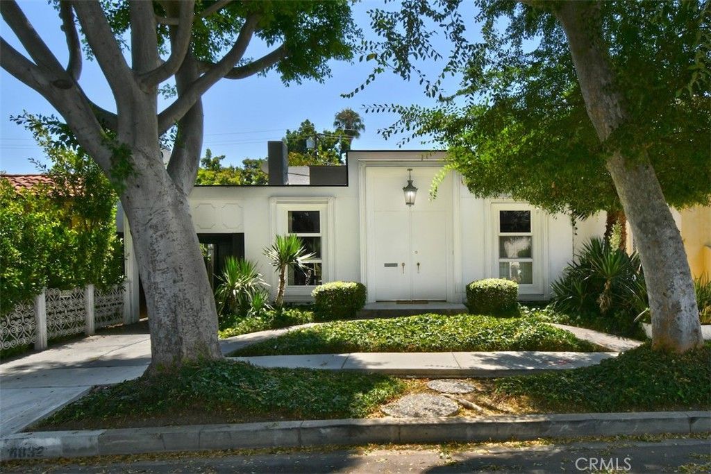 Photo of 8832 Ashcroft Ave, West Hollywood, CA 90048 (MLS # SR25190339)