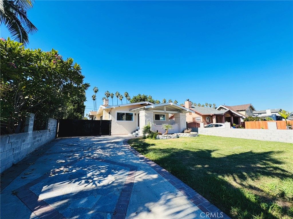 Photo of 4715 5TH Avenue, Los Angeles, CA 90043 (MLS # OC25245572)