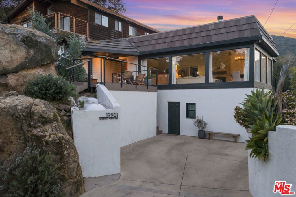 19901 Grand View Drive