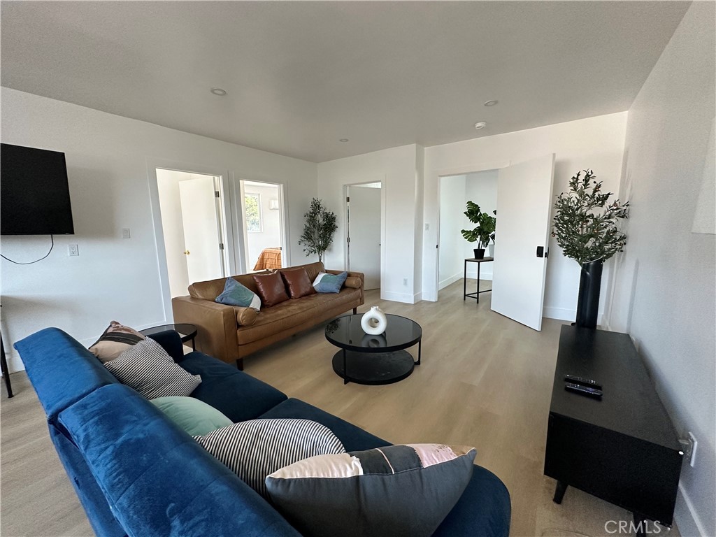 Welcome to your stylish, fully furnished sanctuary in the heart of Eagle Rock—a sleek modern-minimalist duplex upstairs unit offering 5 bedrooms and 2 bathrooms, thoughtfully designed for comfort and convenience.
Interior Features
Spacious layout with five bright bedrooms—perfect for roommates, families, home offices, or creative spaces.
Two full bathrooms featuring clean, contemporary finishes, including frameless glass showers and modern fixtures.
Open-concept living/dining area with minimalist furnishings, polished wood-style flooring, and abundant natural light.
Kitchen outfitted with stainless-steel appliances, streamlined cabinetry, and quartz countertops—ideal for both casual meals and entertaining.
Fully furnished throughout: curated pieces that blend simplicity and style for an effortlessly chic atmosphere.
Urban Lifestyle & Outdoor Appeal
Just steps to the LA River bike path—a paradise for morning rides, leisurely strolls, and weekend adventures.
Walkable, bikeable location with an exceptional Walk Score, bringing groceries, cafes, boutiques, and more right to your doorstep.