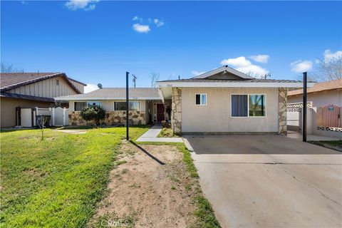 Photo of 1530 W Kildare St, Lancaster, CA 93534 (MLS # SR26058141)