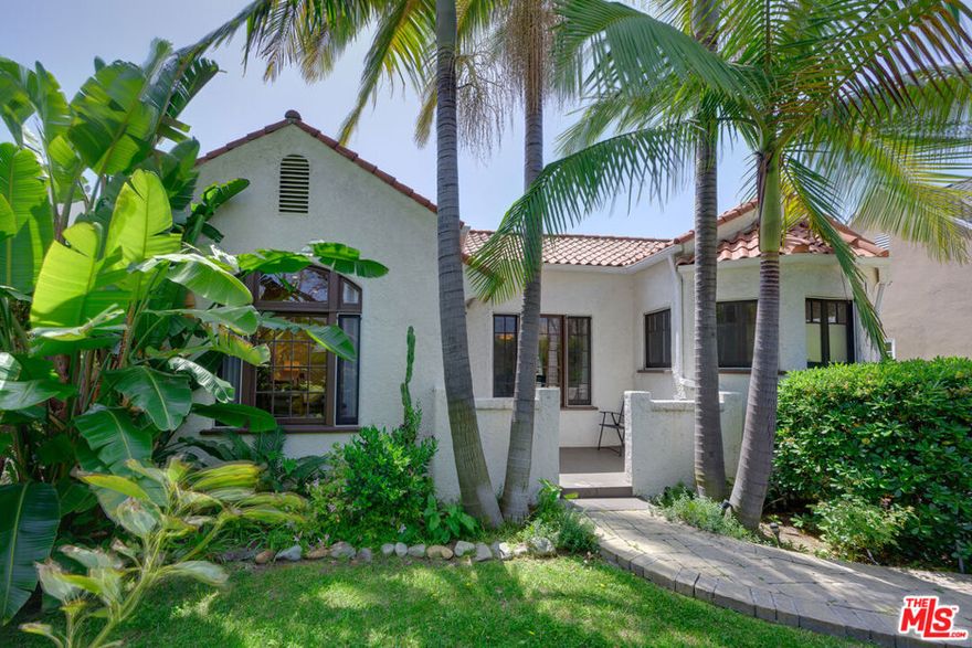 FULLY FURNISHED. Fabulous well appointed 2 BR, 2 BATHS, remodeled & updated house with oak floors, fireplace,  beautiful stone tile work, steam shower, jacuzzi tub, high end Bosch stainless steel appliances, washer/dryer, custom cabinetry, and high ceilings. Amazing location, beautiful front yard with privacy hedge, great back patio with sitting area, barbecue.  Close to The Ivy restaurant, The Pacific Design Center, The Grove, Cedars Sinai Hospital, the Beverly Center and numerous high end boutiques and restaurants/clubs.