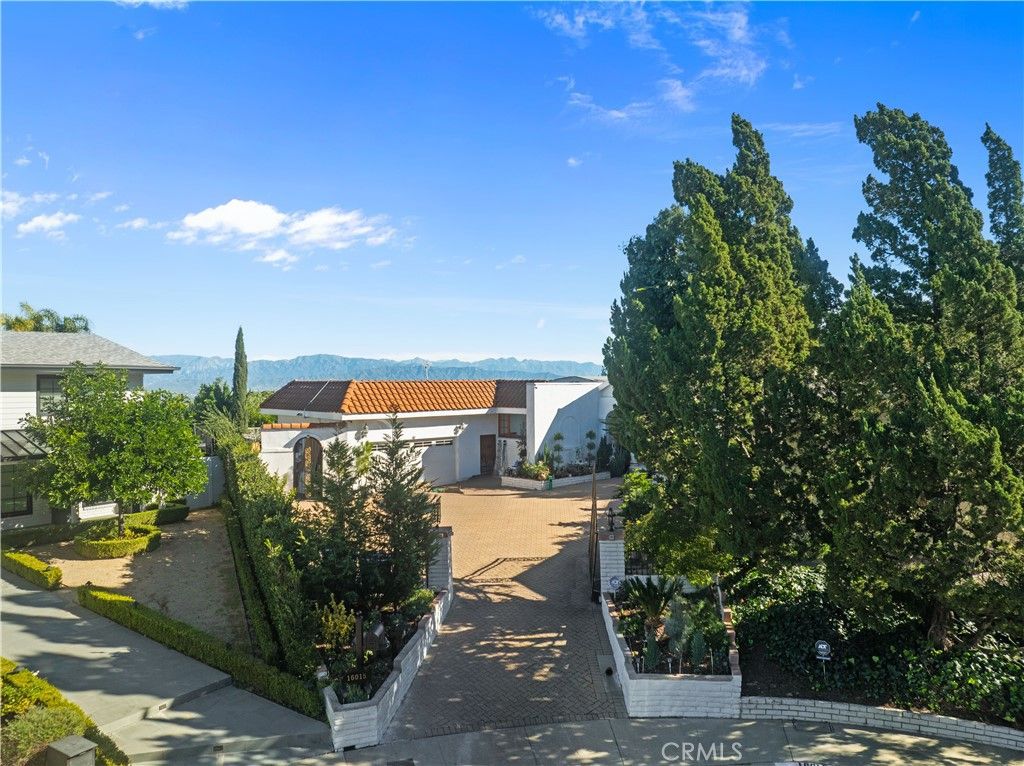 Photo of 16015 Jeanne Ln, Encino, CA 91436 (MLS # SR26013906)