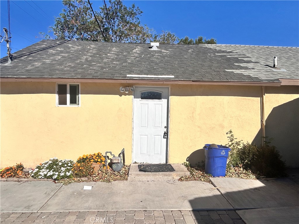 Welcome to your new home in Fontana. This beautiful home is spacious with 2 bedrooms and 2 bathrooms. The home is recently remodeled and features vinyl floors, fresh paint throughout, modern kitchen cabinets and counter tops, Central A/C, Dedicated parking and its own yard.
Home is centrally located conveniently next to freeways, shopping centers and schools.