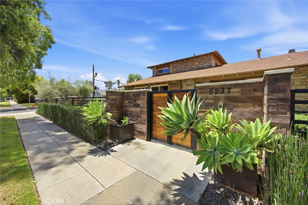 Photo of 5237 Topanga Canyon, Woodland Hills, CA 91364 (MLS # SR26113442)