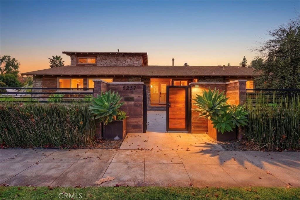 Photo of 5237 Topanga Canyon, Woodland Hills, CA 91364 (MLS # SR26113442)