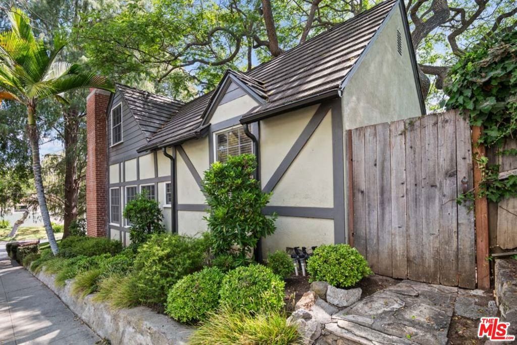 Photo of 1501 Thayer Avenue, Los Angeles, CA 90024 (MLS # 25591519)