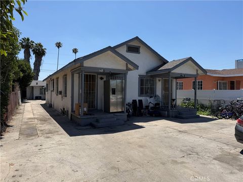 Photo of 678 W 61st St #3, Los Angeles, CA 90044 (MLS # DW26089699)