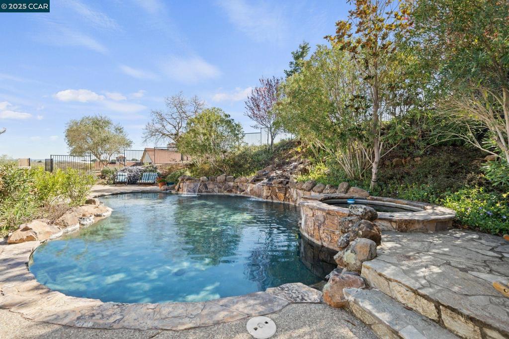 RUBY HILL VINEYA - Residential