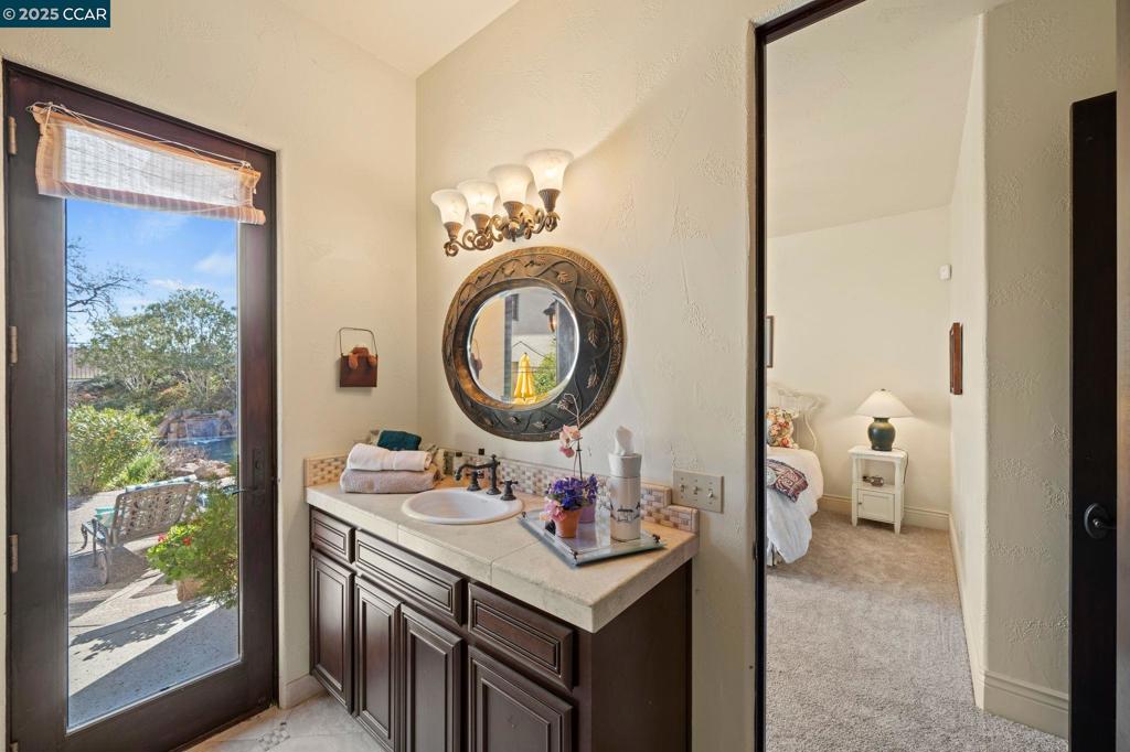 RUBY HILL VINEYA - Residential