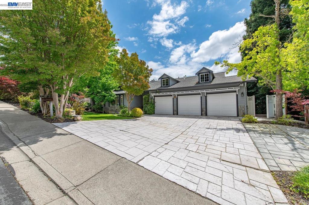 215 Arthur Ct