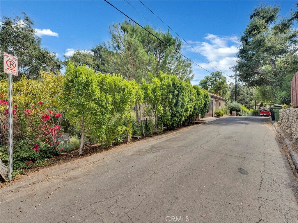 Photo of 4322 Rosario Road, Woodland Hills, CA 91364 (MLS # SR25225594)