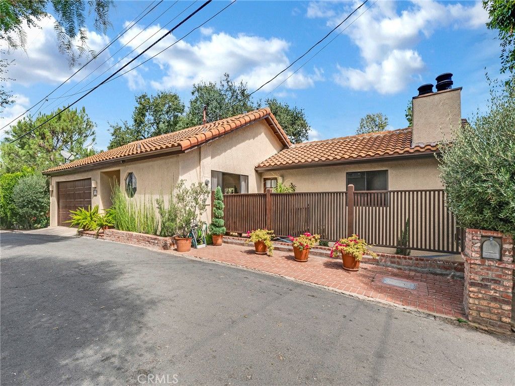 Photo of 4322 Rosario Road, Woodland Hills, CA 91364 (MLS # SR25225594)