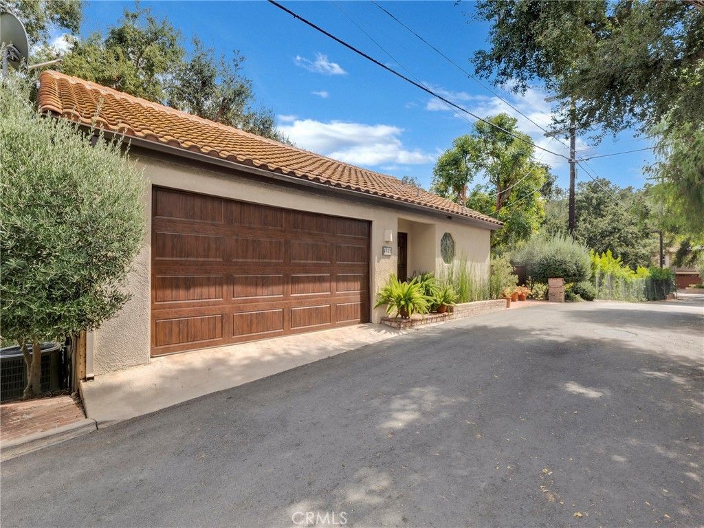 Photo of 4322 Rosario Road, Woodland Hills, CA 91364 (MLS # SR25225594)
