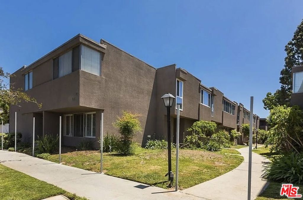 This beautifully maintained townhome offers 3 bedrooms and 2 bathrooms within the highly sought-after Lindley Garden community. The home has been freshly painted and features an open-concept living and dining area, highlighted by laminate flooring and a fireplace. Enjoy a private enclosed patio with direct access to a two-car garage. Community amenities include a swimming pool, recreation room and landscaped walking paths. Conveniently located near Ventura Boulevard, Tarzana Square Shopping Center, dining, and major freeways.