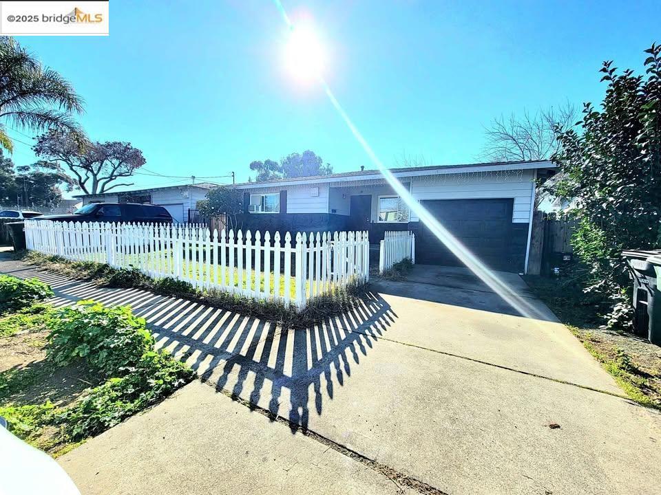English 305 W 13th St, Pittsburg, CA – For Rent Spacious and inviting home in a convenient Pittsburg location! Featuring bright living areas, an updated kitchen, comfortable bedrooms, and private outdoor space. Easy access to shopping, schools, parks, and freeway/BART for commuting. Ample parking included. A great opportunity to enjoy comfort and convenience in one. Schedule your tour today! Español 305 W 13th St, Pittsburg, CA – En Renta ¡Hogar amplio y acogedor en una ubicación conveniente de Pittsburg! Cuenta con áreas de estar luminosas, cocina renovada, habitaciones cómodas y espacio exterior privado. Fácil acceso a tiendas, escuelas, parques y autopista/BART para viajar. Incluye amplio estacionamiento. ¡Una excelente oportunidad para disfrutar comodidad y conveniencia en un solo lugar! Programe su visita hoy mismo. Apply with RentSpree https://apply.link/WHvKQko