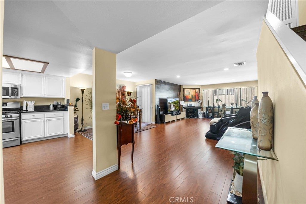 554 E San Jose 203