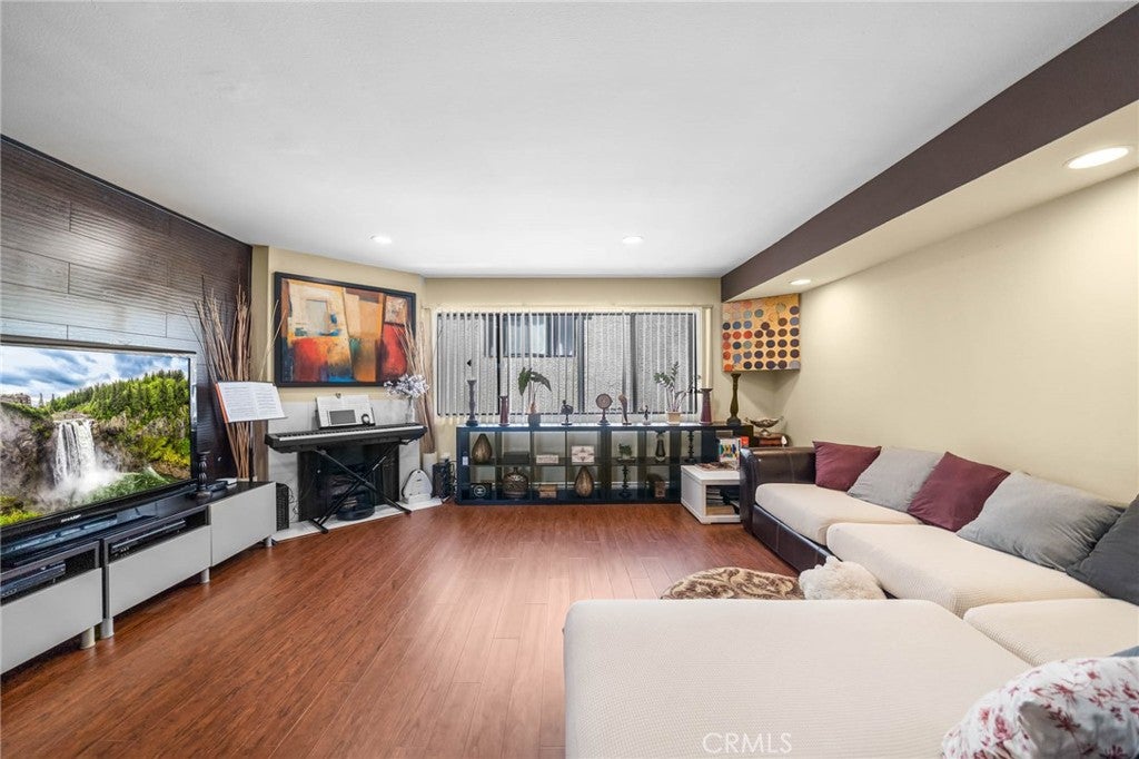 554 E San Jose 203