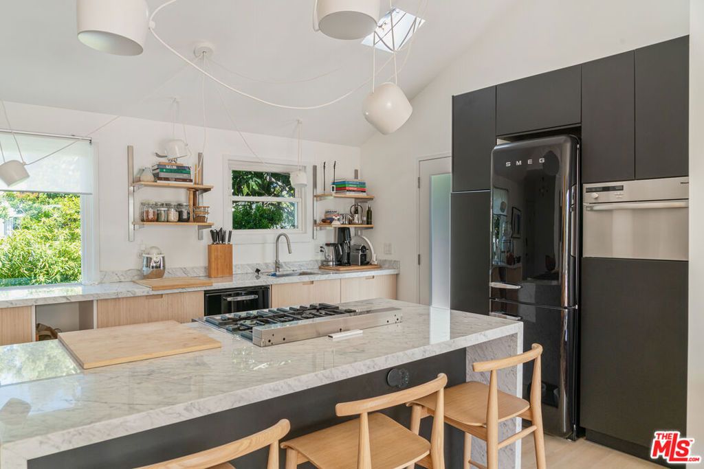 Photo of 814 Angelus Place, Venice, CA 90291 (MLS # 26666987)