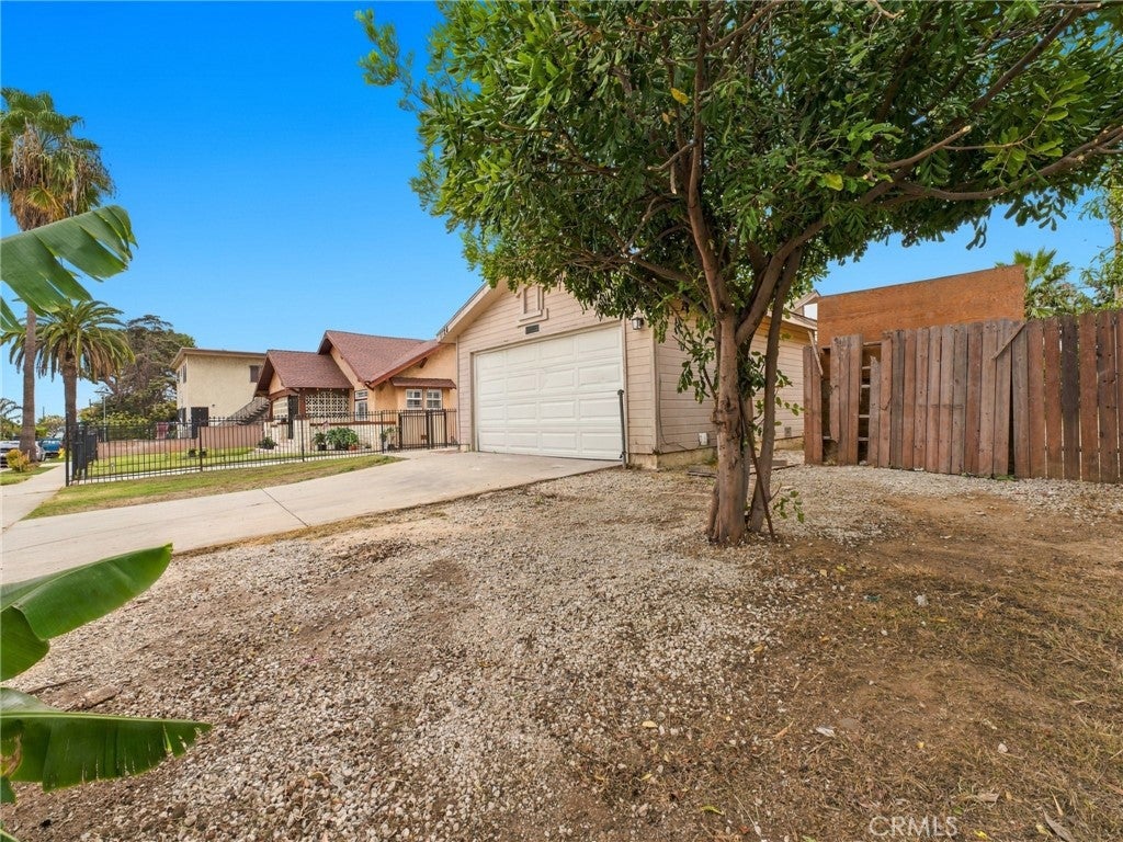 1124 W 104th Street, Los Angeles CA 90044