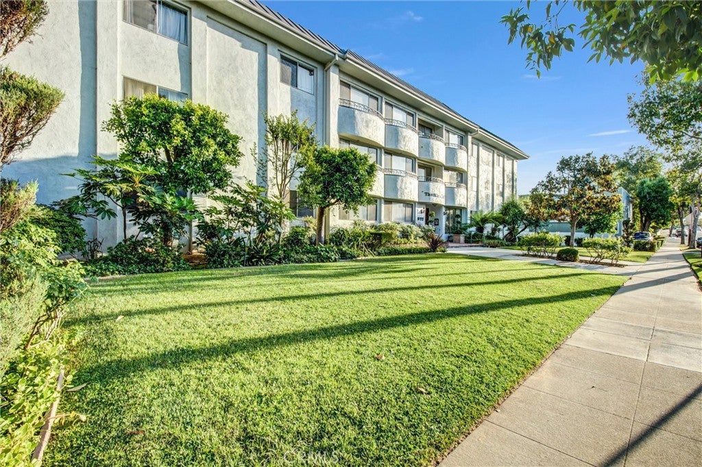 972 E California 304