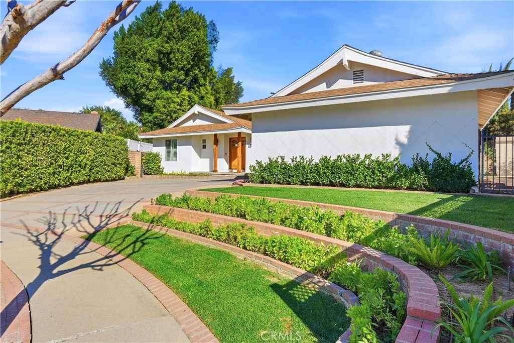 Photo of 10560 Limerick, Chatsworth, CA 91311 (MLS # SR26006006)