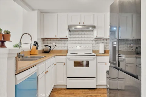 300 E Chestnut Ave, Santa Ana, CA 92701 - MLS#: PW26031179