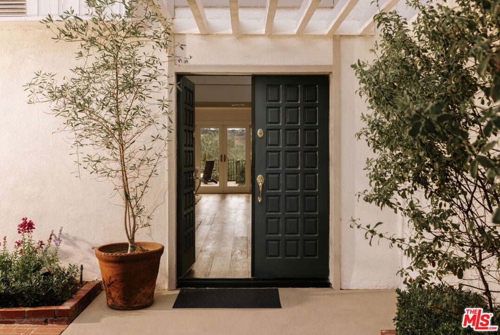 2741 Bottlebrush Drive, Los Angeles CA 90077