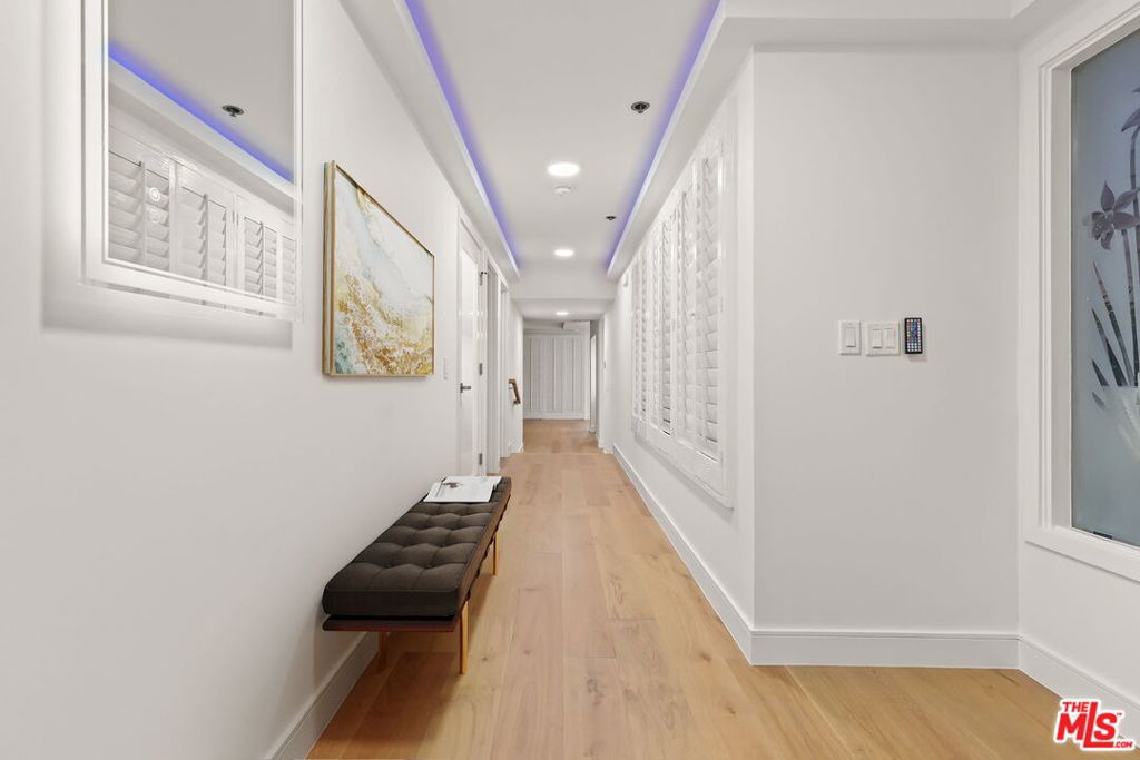 4338 Redwood Avenue B208