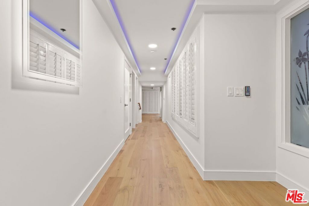 4338 Redwood Avenue B208