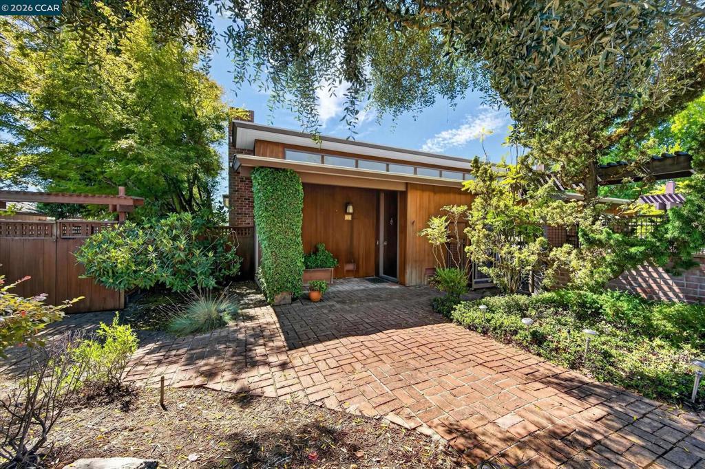 20 Donald Dr DR, Orinda CA 94563