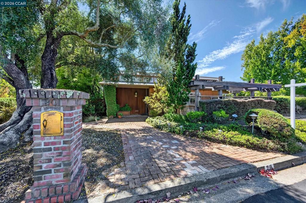 20 Donald Dr DR