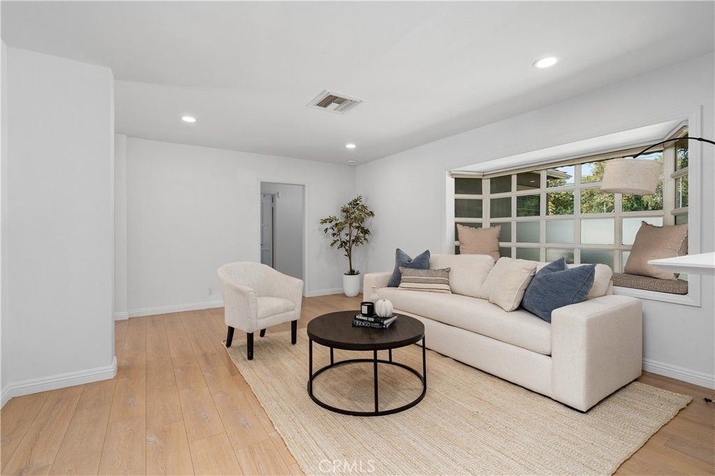 Photo of 5732 Wilbur Avenue, Tarzana, CA 91356 (MLS # OC25260107)