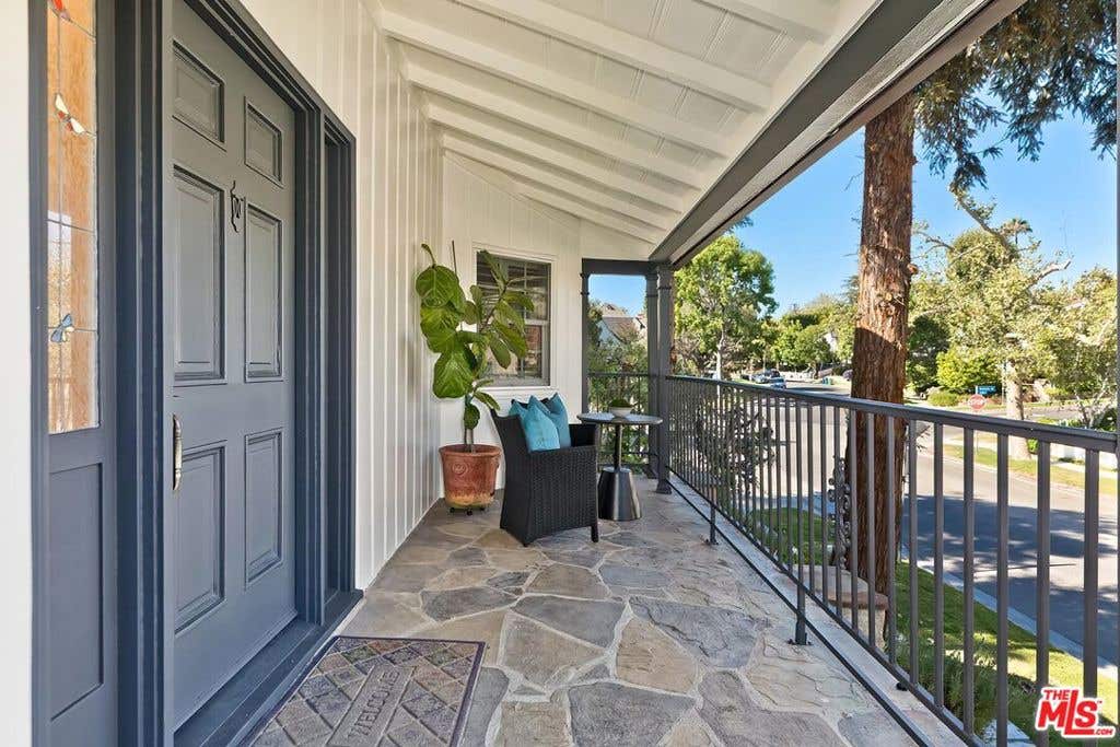 Photo of 1609 Comstock Avenue, Los Angeles, CA 90024 (MLS # 26852261)
