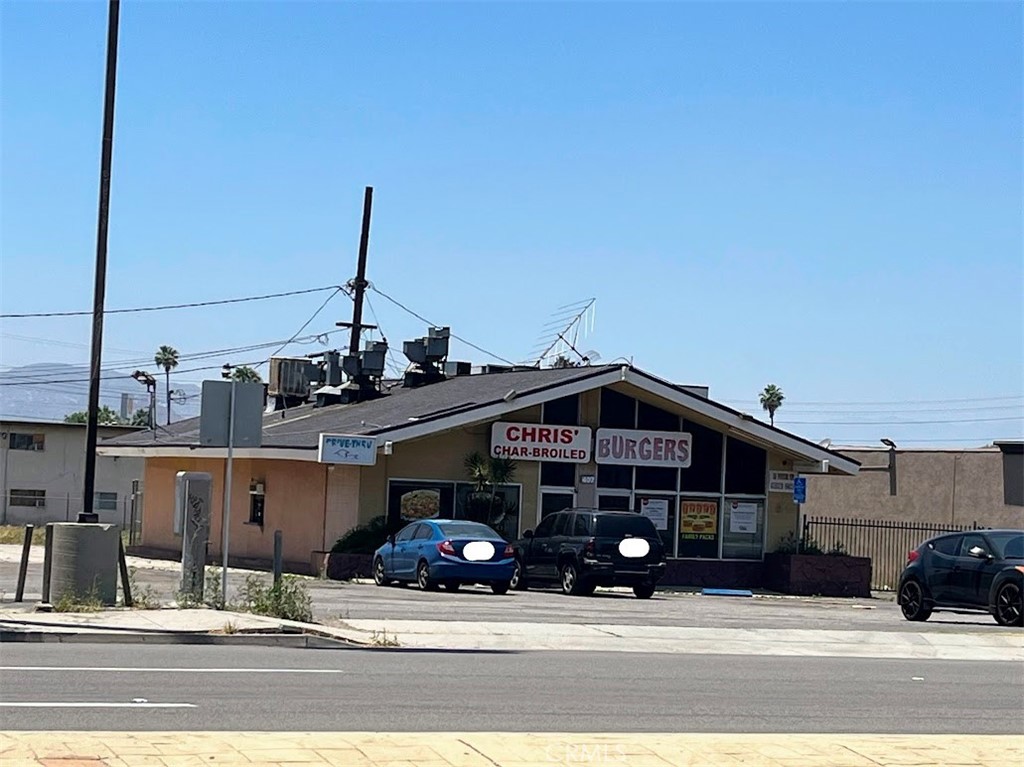 This exceptional investment opportunity features a flat, fully fenced 1.74-acre lot with two separate commercial buildings, each assigned its own address: 407 Iowa Ave and 421 Iowa Ave.
407 Iowa Ave
2,152 sq ft standalone building
Currently leased and operating as a restaurant, generating immediate income
421 Iowa Ave
2,384 sq ft building divided into two commercial units:
One unit formerly a bakery
One unit formerly a barber shop
Flexible layout ideal for owner-use or lease-up potential
Property Features
Flat, level lot for ease of access and future development
Enclosed with a common block wall for added security and privacy
Multiple income streams from established tenants and vacant units ready for lease or repurposing
Ideal for investors seeking cash flow or owner-users looking for a versatile commercial space
This property offers a rare blend of income generation, flexibility, and security—positioned perfectly for long-term investment or immediate business use.
