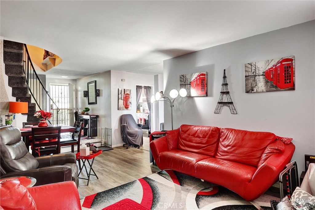 240 W Queen Street 9