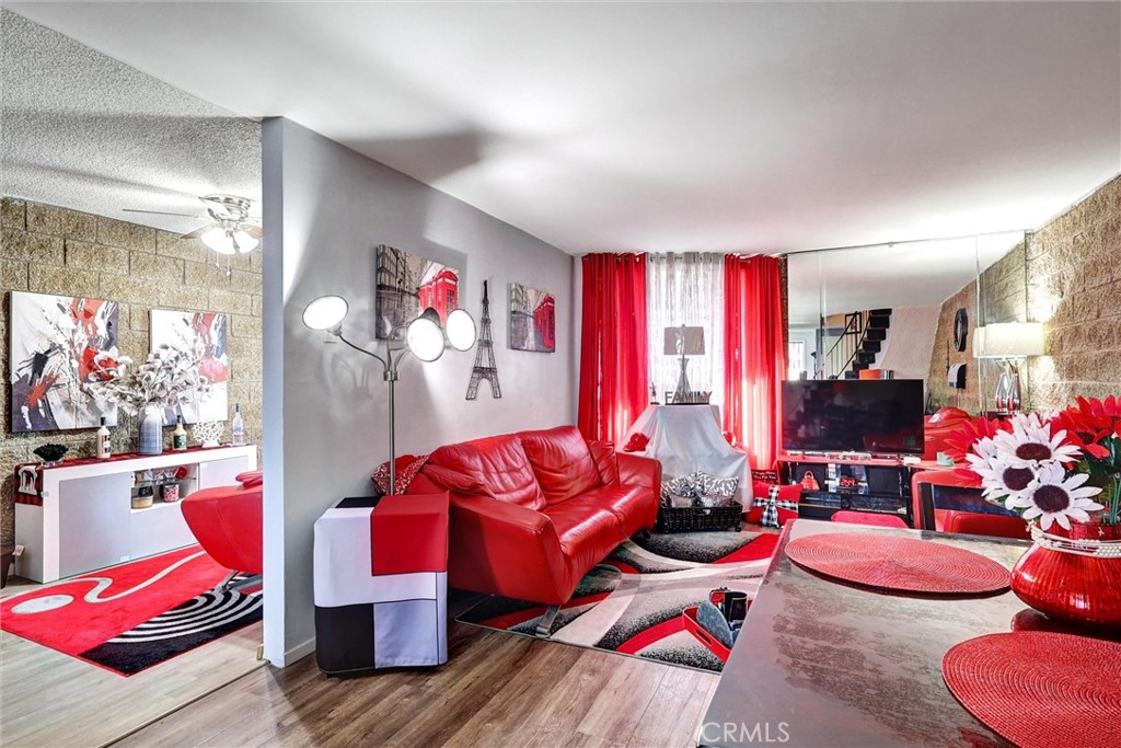 240 W Queen Street 9