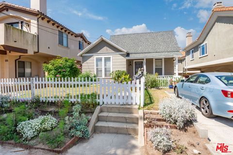 Tiny photo for 213 S Francisca Avenue, Redondo Beach, CA 90277 (MLS # 25580203)