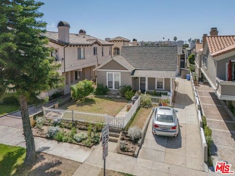 Tiny photo for 213 S Francisca Avenue, Redondo Beach, CA 90277 (MLS # 25580203)