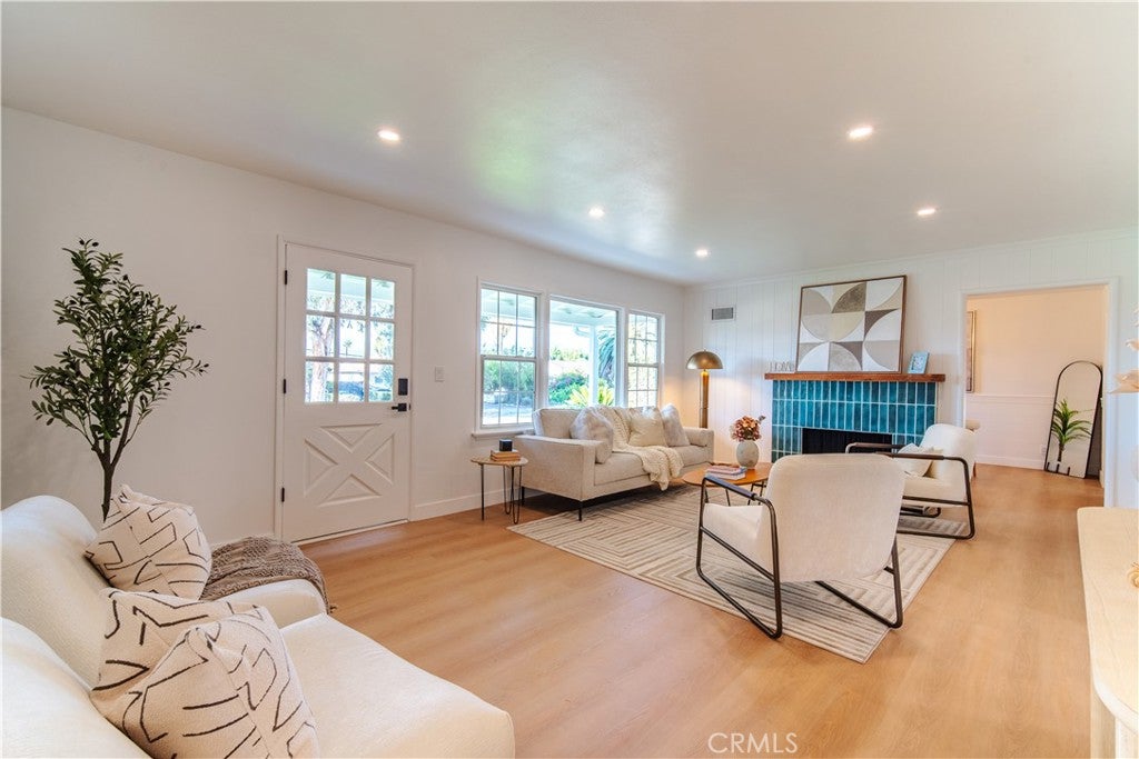 2128 E Larkwood