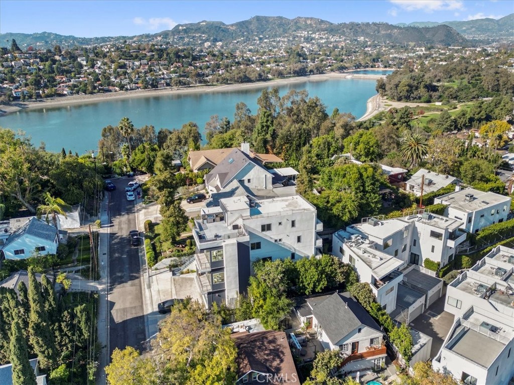 2207 - 2009 Apex Avenue