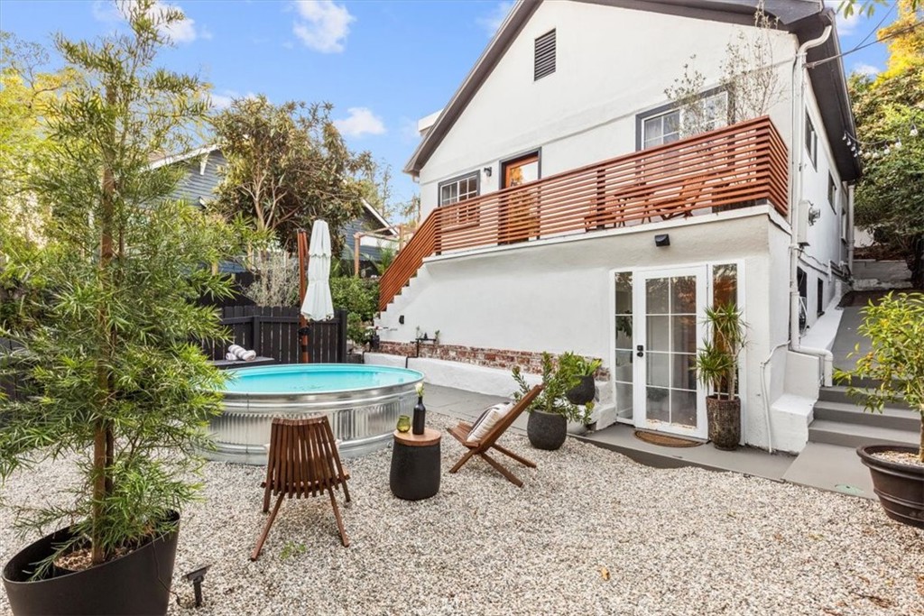 2207 - 2009 Apex Avenue