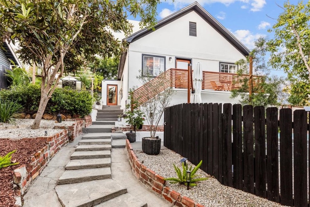 2207 - 2009 Apex Avenue