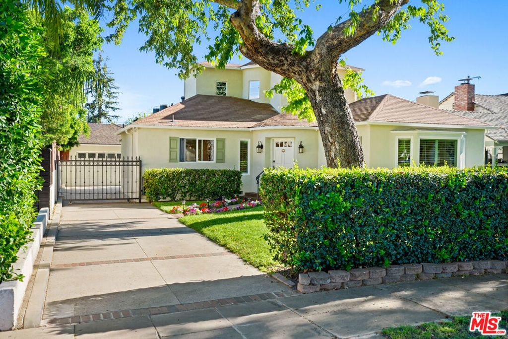 Photo of 11552 Hesby Street, Valley Village, CA 91601 (MLS # 26729751)