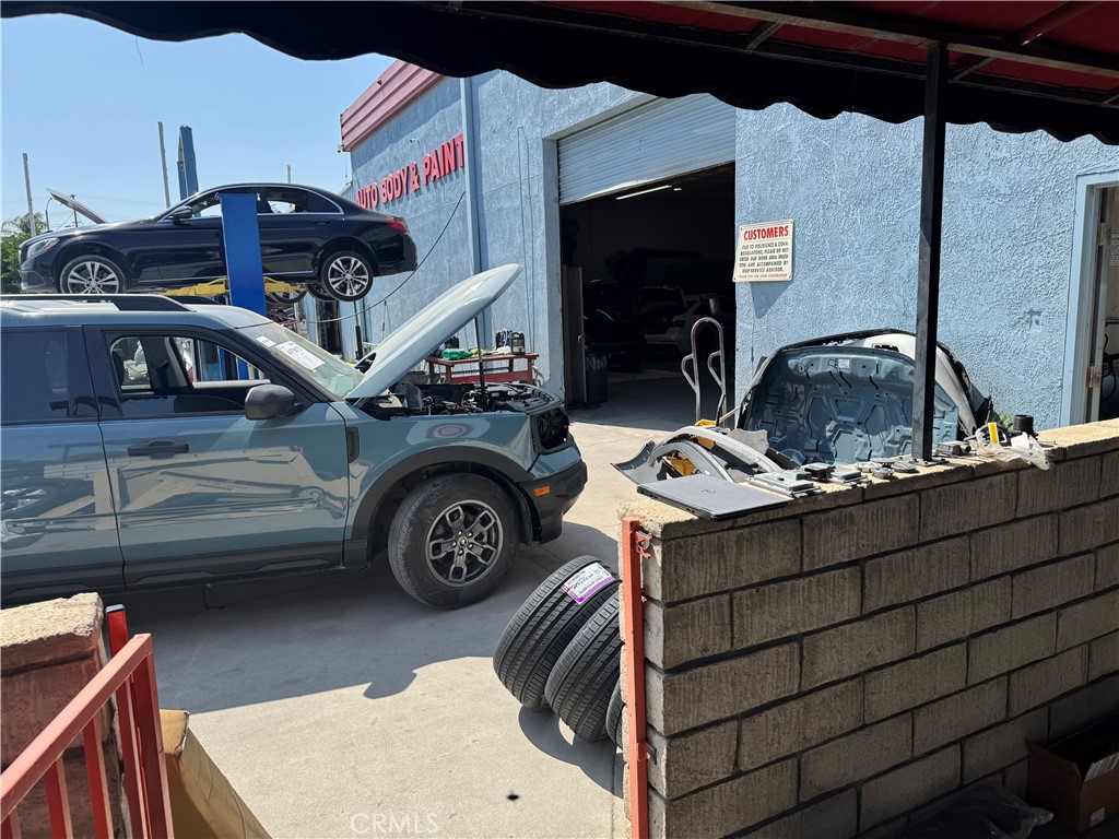 Main image without alt text