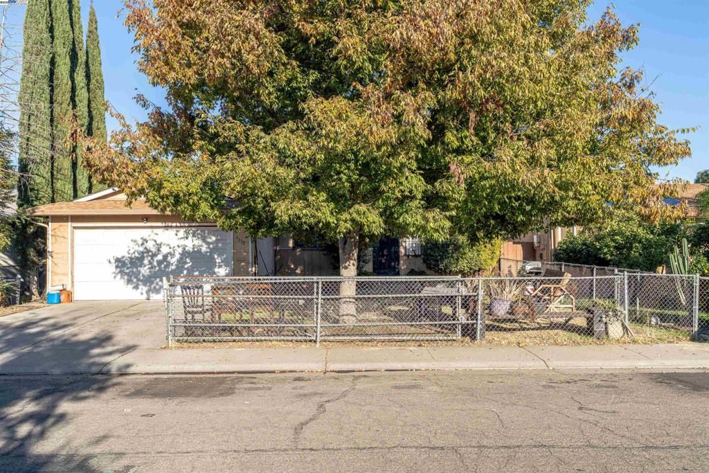 Photo of 3338 Zamora Way Way, Stockton, CA 95206 (MLS # 41115596)